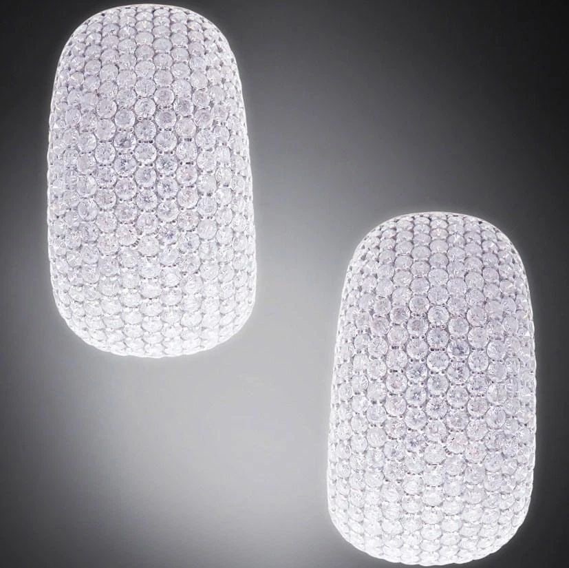 18KT GOLD LARGE 11CT GLITTERING DIAMOND HUGGIE EARRINGS: 18KT GOLD LARGE 11CT GLITTERING DIAMOND HUGGIE EARRINGS 18KT GOLD LARGE 11CT GLITTERING DIAMOND HUGGIE EARRINGS Last CallLast Call The Following Items we are offering is an Important Pair of Rare Esta