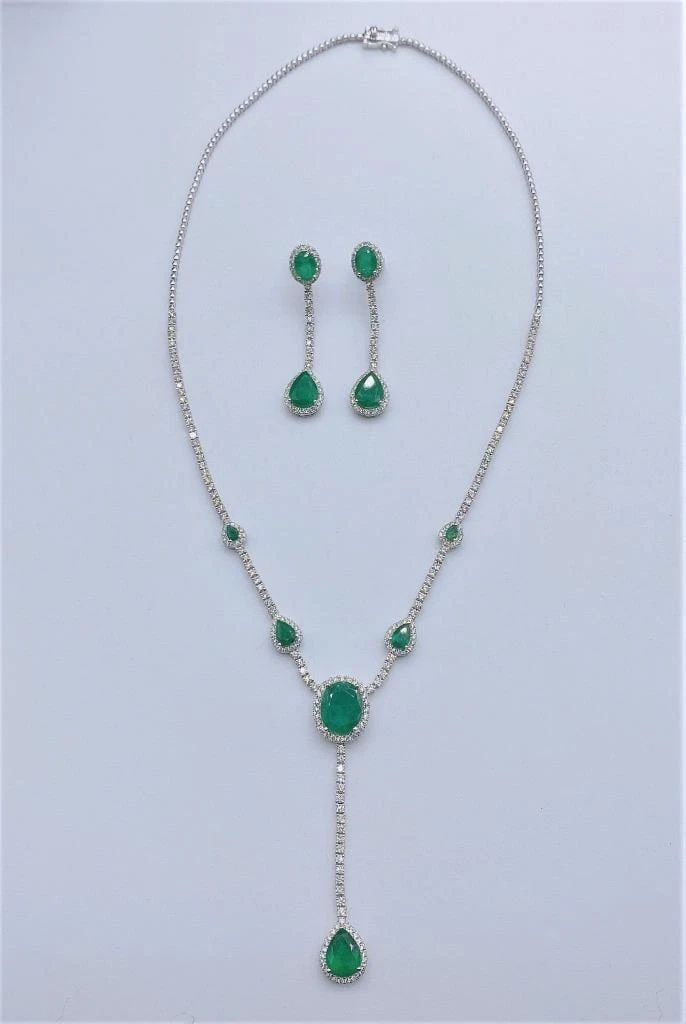18KT GOLD 15CT EMERALD DIAMOND NECKLACE EARRING SET: 18KT GOLD 15CT EMERALD DIAMOND NECKLACE EARRING SET The Following Items we are offering is a Rare Important Radiant 18KT GOLD LARGE EMERALD AND DIAMOND NECKLACE AND EARRING SET. Necklace is comprised