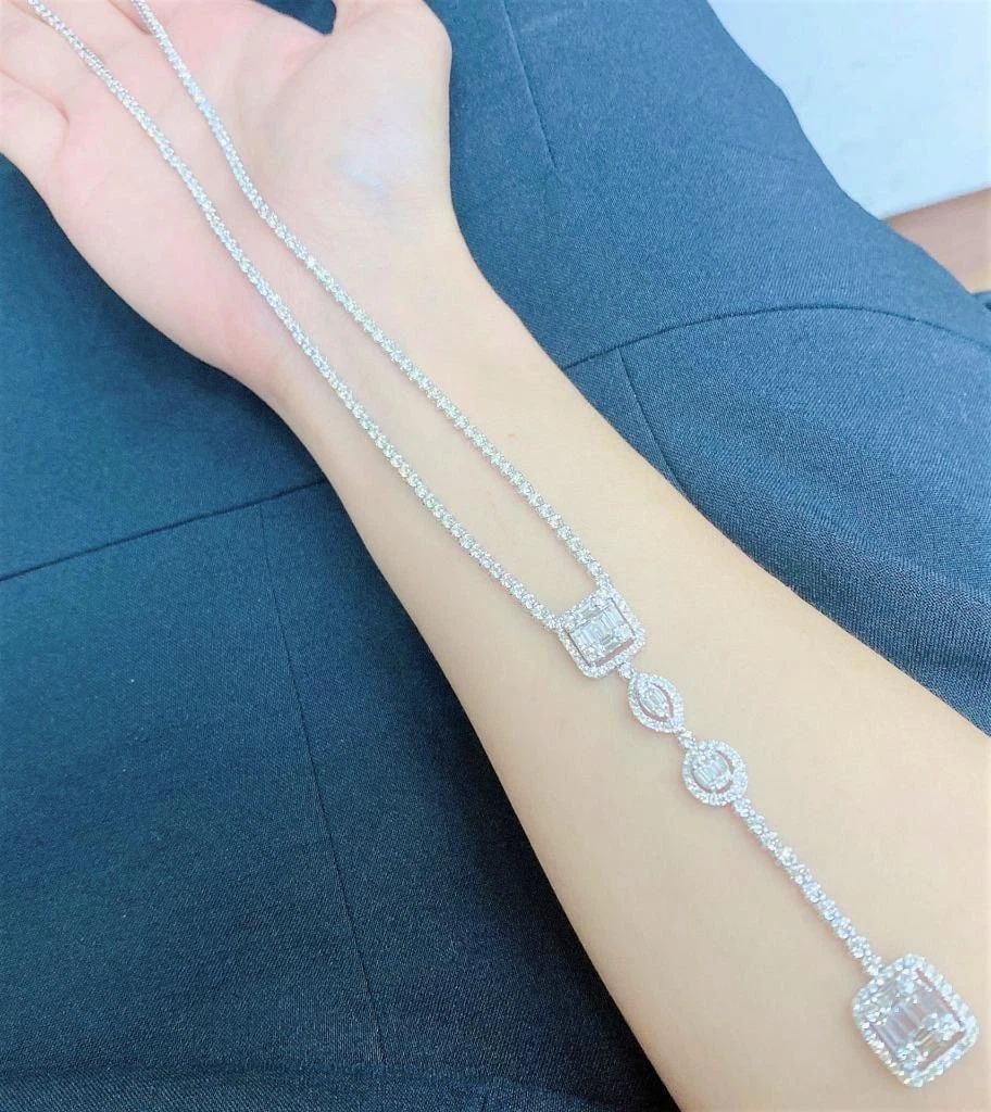 18KT GOLD GORGEOUS FANCY DIAMOND DROP LONG NECKLACE: 18KT GOLD GORGEOUS FANCY DIAMOND DROP LONG NECKLACE The Following Items we are offering is a Rare Important Radiant 18KT White Gold Diamond Drop Necklace Pendant with Magnificent Glittering and Exquis