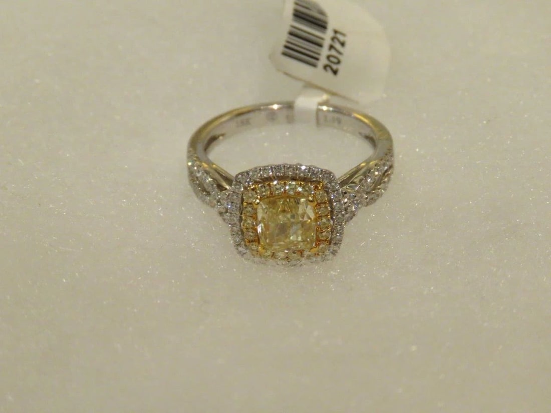 18KT LRG YELLOW DIAMOND WHITE DIAMOND RING: 18KT LRG YELLOW DIAMOND WHITE DIAMOND RING The Following Item we are offering is this Beautiful Rare Important 18KT Gold Brilliant Yellow Diamond Ring. Ring is comprised of a Magnificent Rare Gorgeous