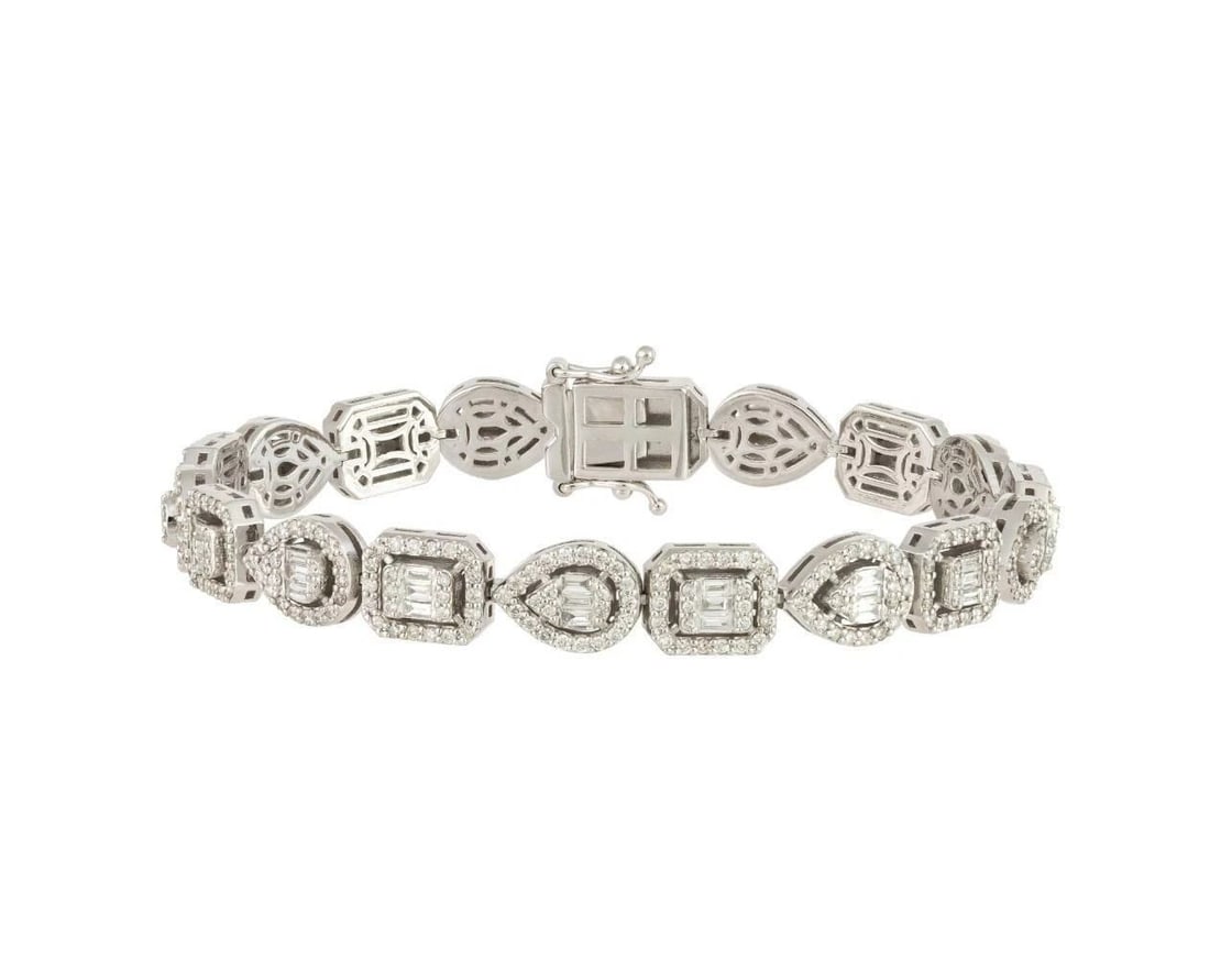 18KT RARE LRG GLITTERING FANCY SHAPE DIAMOND TENNIS BRACELET: 18KT RARE LRG GLITTERING FANCY SHAPE DIAMOND TENNIS BRACELET The Following Item we are offering is this Beautiful Rare Important 18KT White Gold Large Glittering Fancy Shaped Diamond Tennis Bracelet.