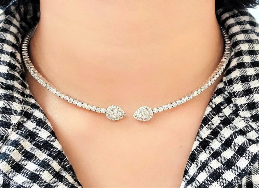 18KT GOLD DIAMOND COLLAR SERPENT NECKLACE: 18KT GOLD DIAMOND COLLAR SERPENT NECKLACE The Following Items we are offering is a Rare 18KT White Gold Serpent Style Diamond Collar Necklace. Necklace is comprised of a Finely Set Sparkling Gorgeous