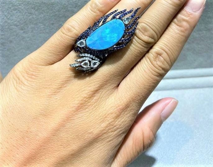 18KT GOLD RARE GORGEOUS BLACK OPAL SAPPHIRE RING: 18KT GOLD RARE GORGEOUS BLACK OPAL SAPPHIRE RING 18KT GOLD RARE GORGEOUS BLACK OPAL SAPPHIRE RING The Following Items we are offering is a Rare Important Radiant 18KT Gold Glistening Australian Black