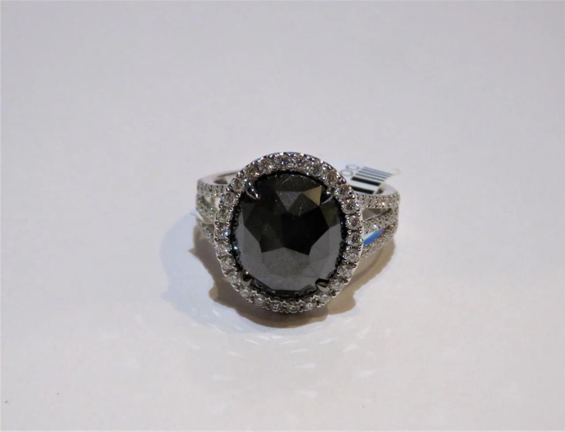 18KT GOLD EXQUISITE LRG BLACK DIAMOND WHITE DIAMOND RING (1 of 2)