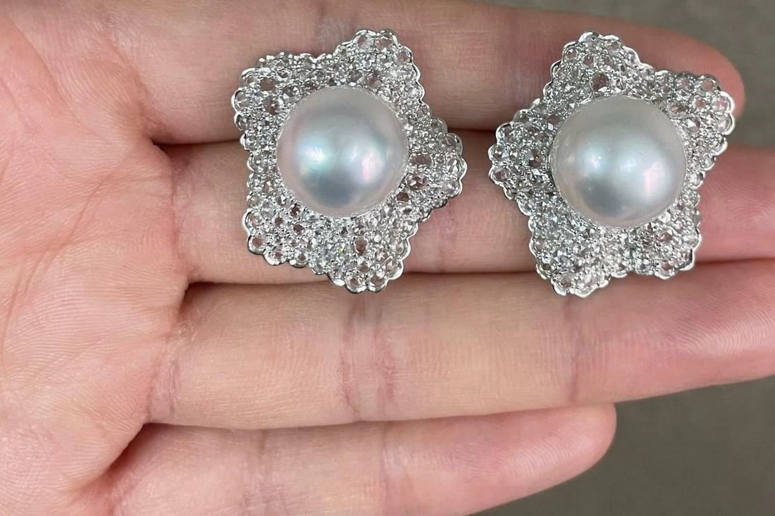 18KT SOUTH SEA PEARL GLITTERING DIAMOND ROSE CUT EARRINGS: 18KT SOUTH SEA PEARL GLITTERING DIAMOND ROSE CUT EARRINGS 18KT SOUTH SEA PEARL GLITTERING DIAMOND ROSE CUT EARRINGS The Following Item we are offering are these Extremely Rare Beautiful 18KT Gold Fine