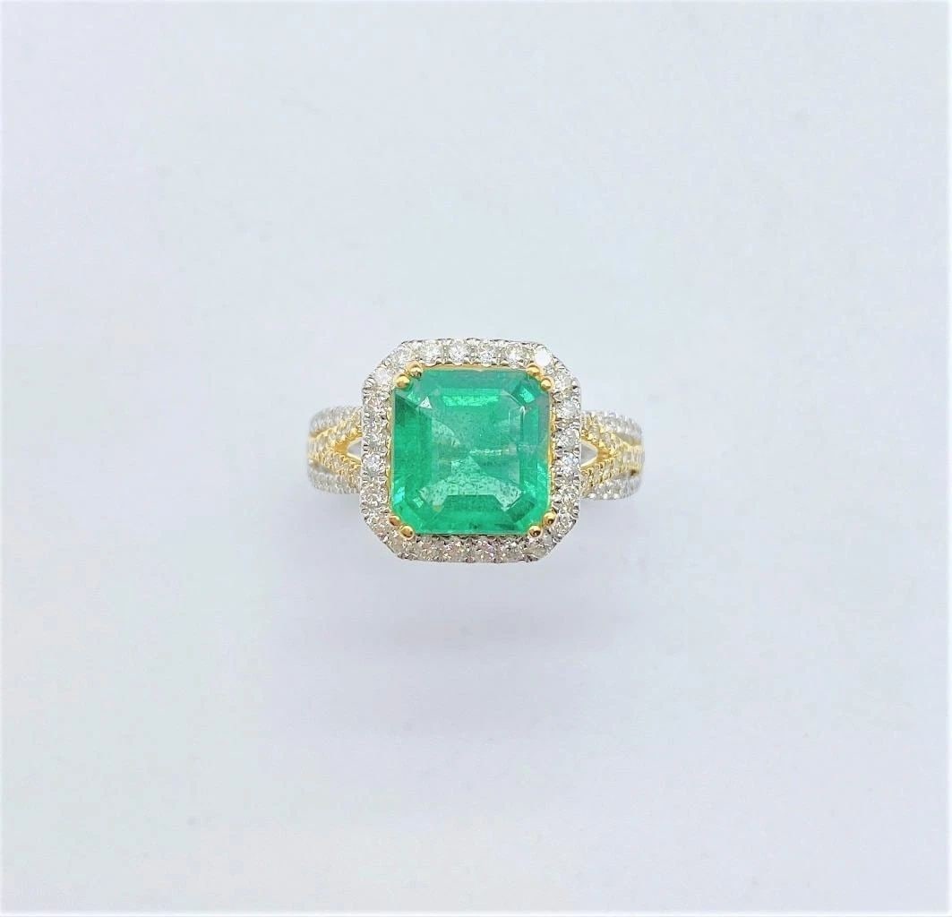 18KT GORGEOUS GLITTERING LARGE EMERALD DIAMOND RING (1 of 2)