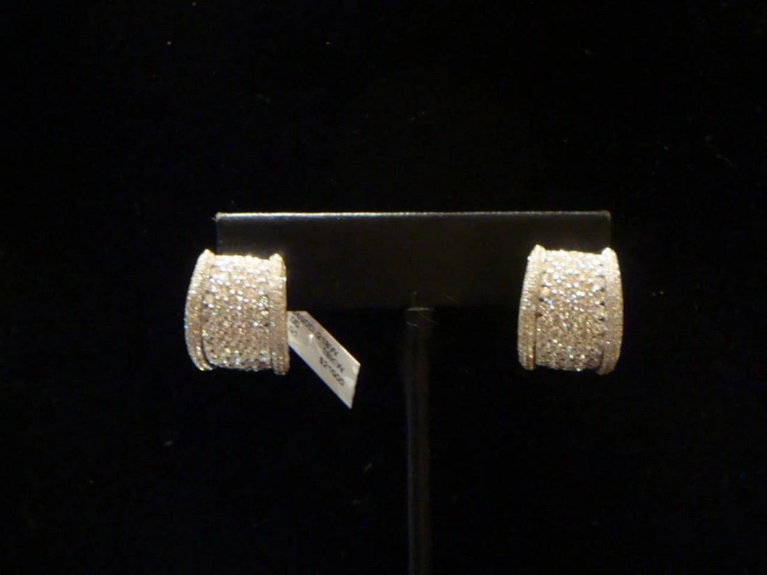 18KT WH GOLD 6CT GLITTERING DIAMOND HUGGIE EARRINGS!: 18KT WH GOLD 6CT GLITTERING DIAMOND HUGGIE EARRINGS! 18KT WH GOLD 6CT GLITTERING DIAMOND HUGGIE EARRINGS! The Following Item we are offering are these Rare Beautiful 18KT White Gold Diamond Huggie Ear