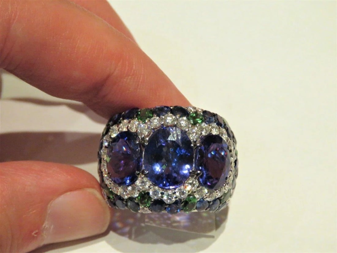 18KT EXQUISITE LRG TANZANITE TSAVORITE DIAMOND RING: 18KT EXQUISITE LRG TANZANITE TSAVORITE DIAMOND RING The Following Item we are offering is this Beautiful Rare Important 18KT Gold Gorgeous Large Tanzanite, Tsavorite, and Sparkling White Diamond Ring.