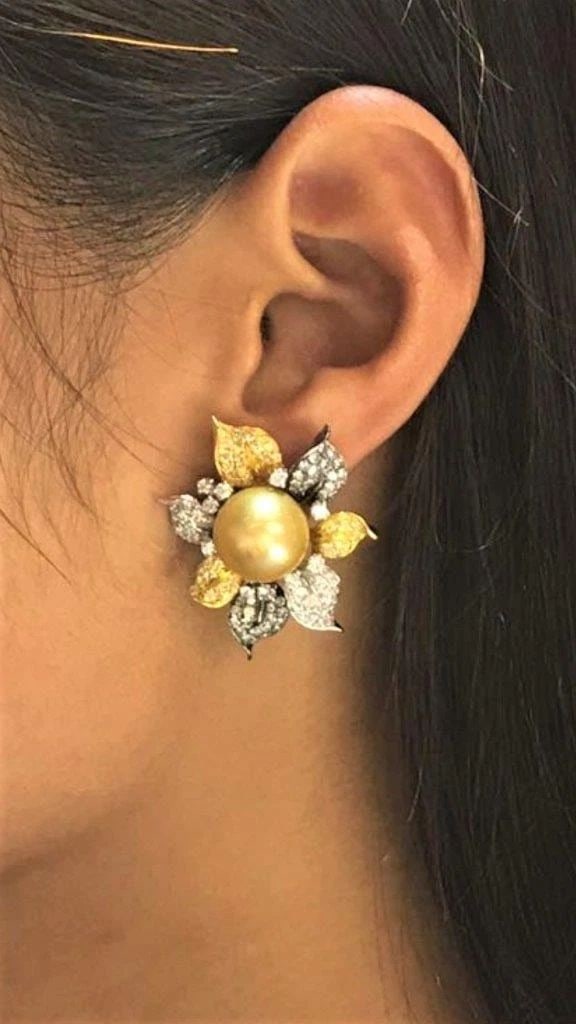 18KT FANCY SOUTH SEA GOLD PEARL DIAMOND 13-14MM EARRINGS: 18KT FANCY SOUTH SEA GOLD PEARL DIAMOND 13-14MM EARRINGS The Following Item we are offering are these Extremely Rare Beautiful 18KT White and Yellow Gold Fine Large Cultured Gold Pearl Earrings compri
