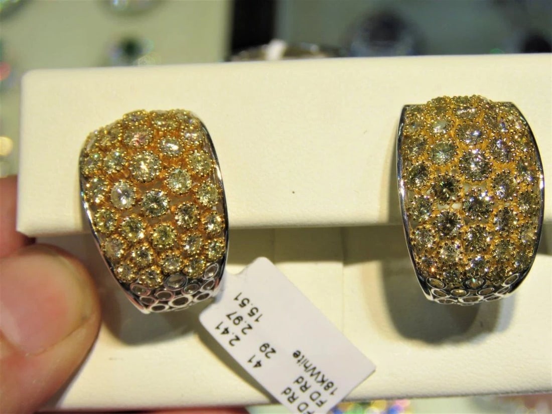 18KT GOLD 5.50CT GORGEOUS YELLOW DIAMOND HUGGIE EARRINGS: 18KT GOLD 5.50CT GORGEOUS YELLOW DIAMOND HUGGIE EARRINGS The Following Item we are offering is this Beautiful Rare Important 18KT White Gold Certified Brilliant Fancy Diamonds Huggie Earrings. Earring