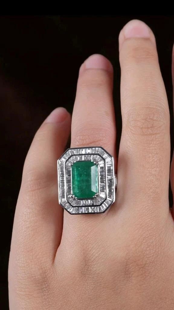 18KT GOLD GORGEOUS FANCY LARGE 9CT EMERALD DIAMOND RING (1 of 2)