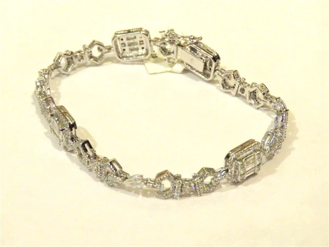 18KT GOLD 3CT DIAMOND TENNIS BRACELET: 18KT GOLD 3CT DIAMOND TENNIS BRACELET The Following Item we are offering is this Rare IMPORTANT SPECTACULAR 18KT LADY'S BRILLIANT WHITE DIAMOND TENNIS BRACELET. BRACELET IS MAGNIFICENTLY ADORNED WITH