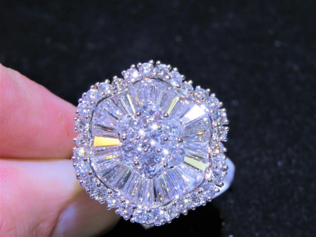 18KT GOLD 4.20CT LARGE DIAMOND FLORAL FLOWER RING: 18KT GOLD 4.20CT LARGE DIAMOND FLORAL FLOWER RING 18KT GOLD 4.20CT LARGE DIAMOND FLORAL FLOWER RING The Following Items we are offering is a Rare Important 18KT White Gold Large Diamond Floral Shaped