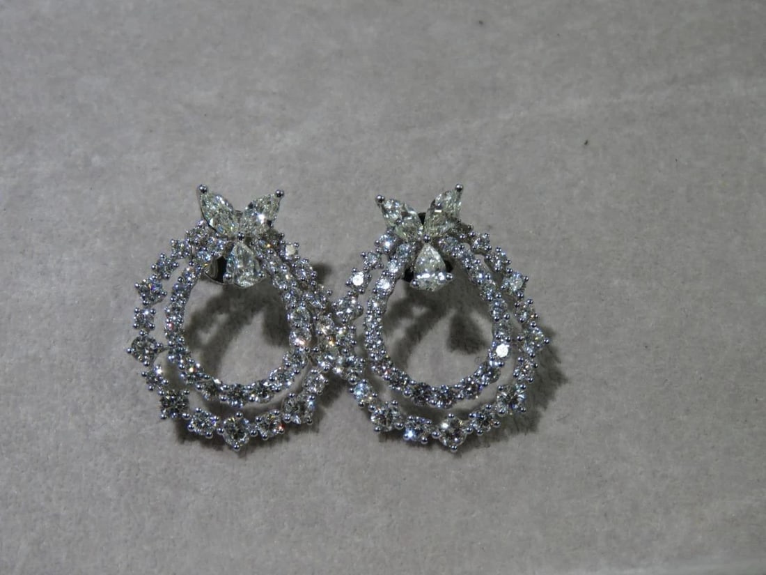 18KT GORGEOUS DIAMOND FANCY CIRCULAR ROUND BOW EARRINGS (1 of 2)
