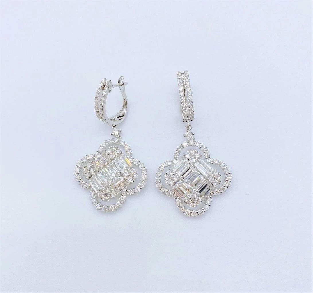 18KT GOLD LARGE FANCY 6CT CLOVER DIAMOND EARRINGS: 18KT GOLD LARGE FANCY 6CT CLOVER DIAMOND EARRINGS The Following Item we are offering are these Extremely Rare Beautiful 18KT Gold Fine Large Fancy Diamond Earrings comprised with approx 6CTS Carats of