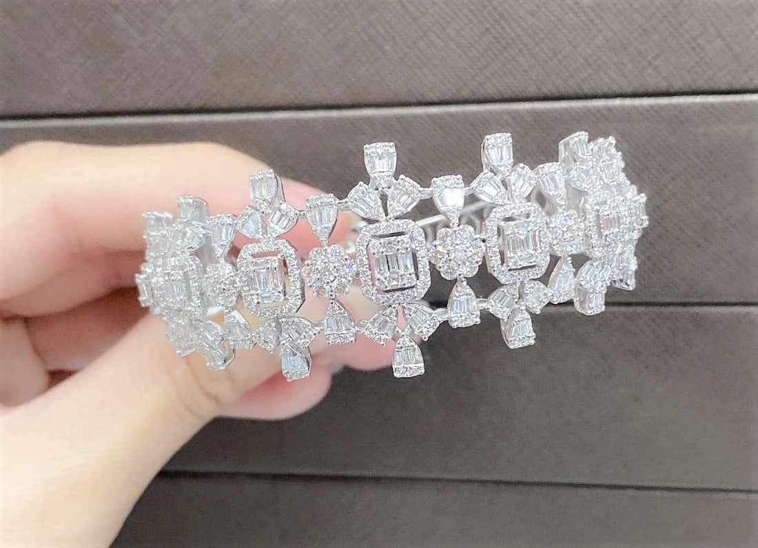 18KT 5CT FANCY GORGEOUS DIAMOND BANGLE BRACELET (1 of 2)