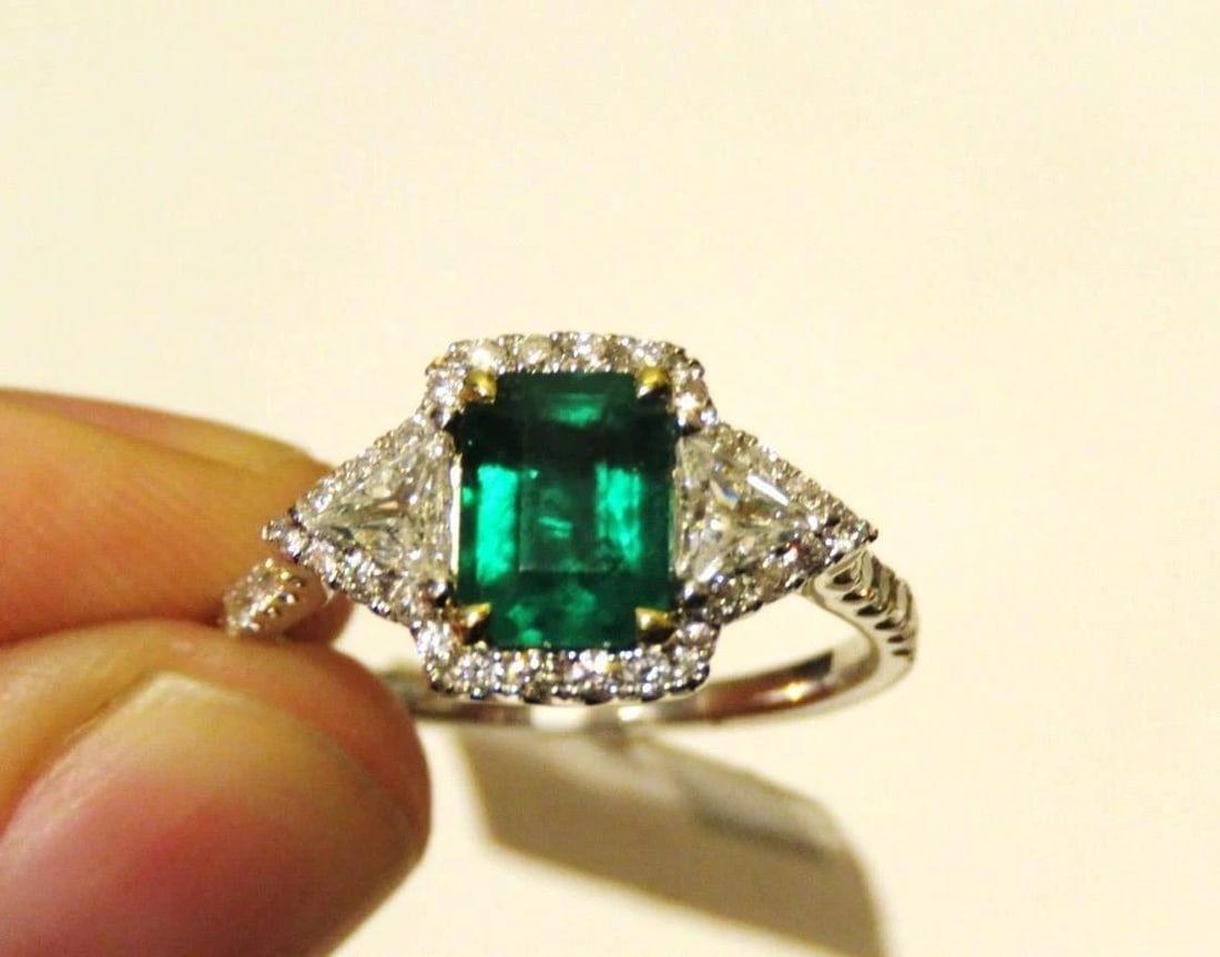 18KT LRG CERTIFIED EMERALD DIAMOND RING OVER 2CTS (1 of 2)