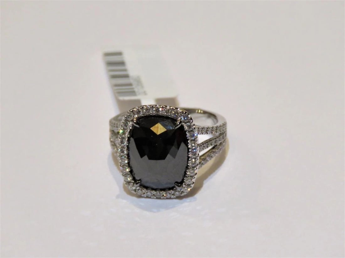 18KT GOLD EXQUISITE LRG BLACK DIAMOND WHITE DIAMOND RING: 18KT GOLD EXQUISITE LRG BLACK DIAMOND WHITE DIAMOND RING The Following Item we are offering is this Beautiful Rare Important 18KT Gold Shimmering Black and Sparkling White Diamond Ring. Ring is compri