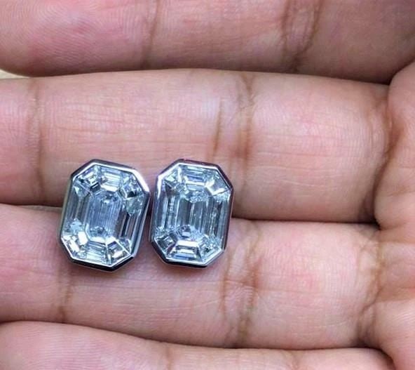 18KT GOLD LARGE 2.50CT BAGUETTE DIAMOND STUD EARRINGS: 18KT GOLD LARGE 2.50CT BAGUETTE DIAMOND STUD EARRINGS 18KT GOLD LARGE 2.50CT BAGUETTE DIAMOND STUD EARRINGS The Following Items we are offering are this Important Radiant Grouping 18KT Gold Large Rare