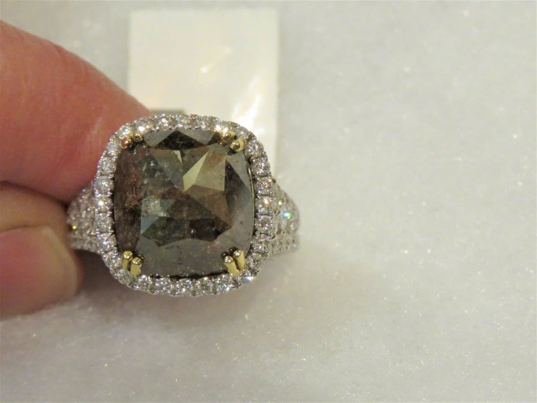 18KT GOLD LRG 8CT BROWN DIAMOND WHITE DIAMOND RING: 18KT GOLD LRG 8CT BROWN DIAMOND WHITE DIAMOND RING 18KT GOLD LRG 8CT BROWN DIAMOND WHITE DIAMOND RING The Following Items we are offering is a Rare Important Radiant 18KT WHITE GOLD LARGE BROWN DIAMON
