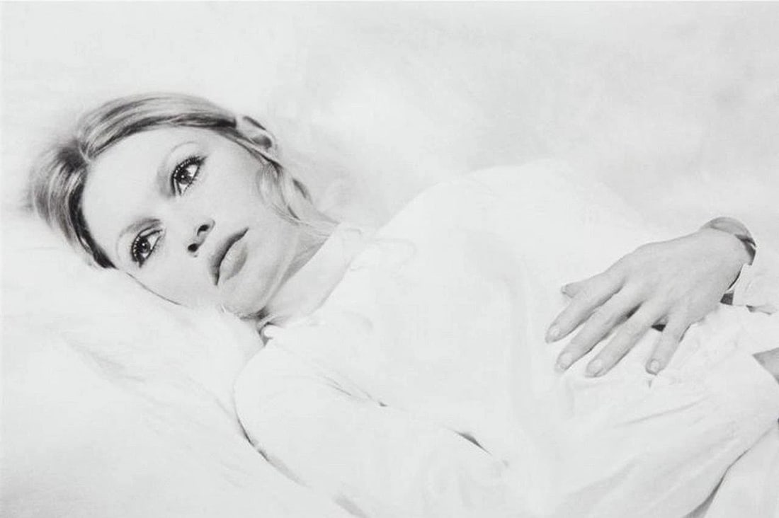 ORIGINAL TERRY O'NEILL PHOTOGRAPH OF BRIGITTE BARDOT POSING: ORIGINAL TERRY O'NEILL PHOTOGRAPH OF BRIGITTE BARDOT POSING ORIGINAL TERRY O'NEILL PHOTOGRAPH OF BRIGITTE BARDOT POSING The Following Item we are Offering is A RARE EXQUISITE SIGNED PHOTO BY FAMOUS PH