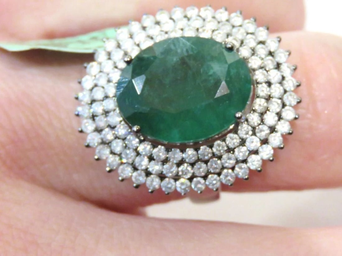 18KT GOLD LARGE 9CT EMERALD DIAMOND RING (1 of 2)