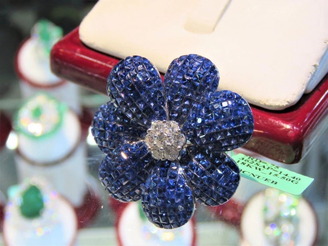 18KT LRG 15CT SAPPHIRE DIAMOND FLOWER RING: 18KT LRG 15CT SAPPHIRE DIAMOND FLOWER RING 18KT LRG 15CT SAPPHIRE DIAMOND FLOWER RING The Following Item we are offering is this Beautiful Rare Important 18KT White Gold Sapphire and Diamond Ring. Rin