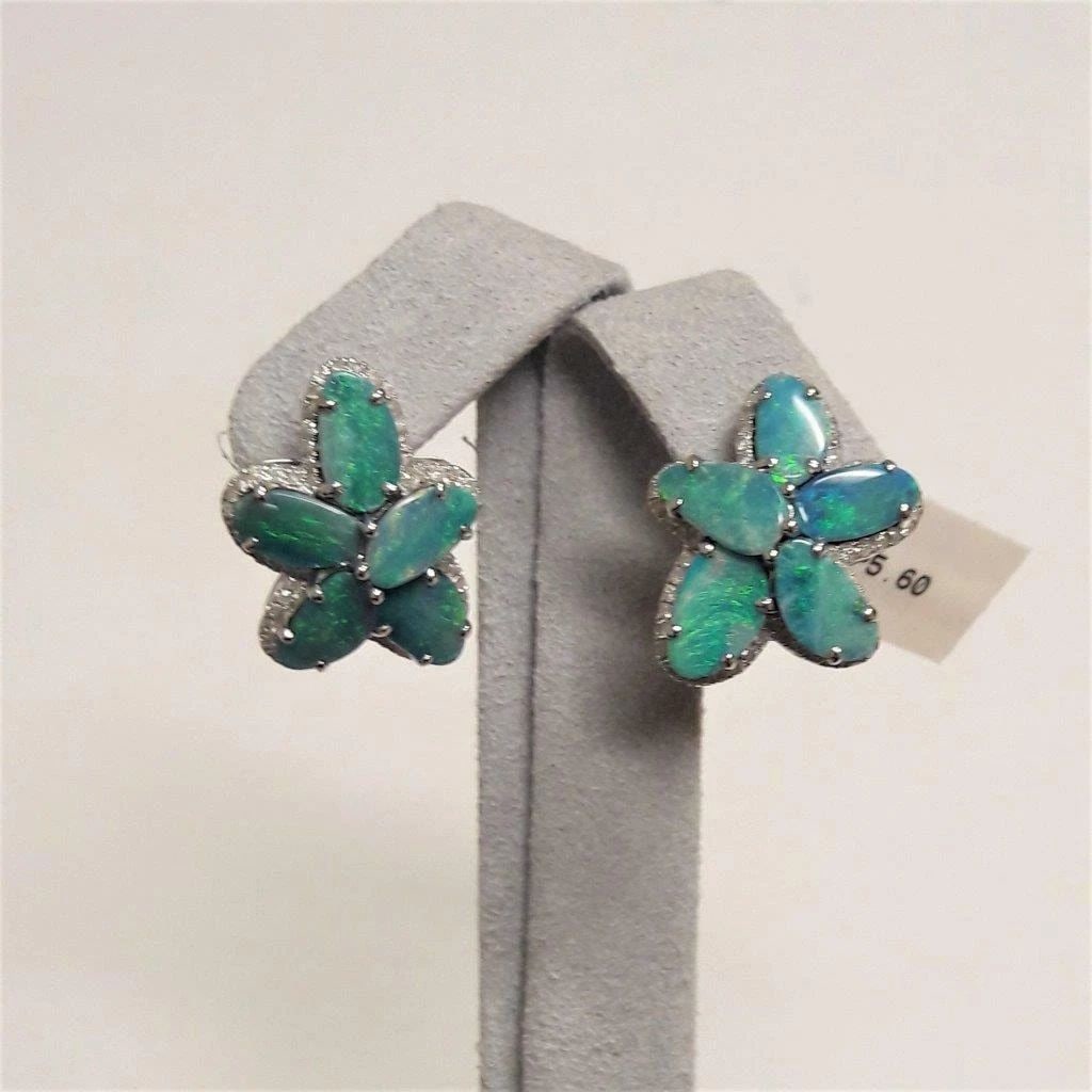 18KT GOLD RARE GORGEOUS BLACK OPAL DIAMOND FLOWER EARRINGS: 18KT GOLD RARE GORGEOUS BLACK OPAL DIAMOND FLOWER EARRINGS 18KT GOLD RARE GORGEOUS BLACK OPAL DIAMOND FLOWER EARRINGS The Following Items we are offering is a Rare Important Radiant Pair of 18KT Gold