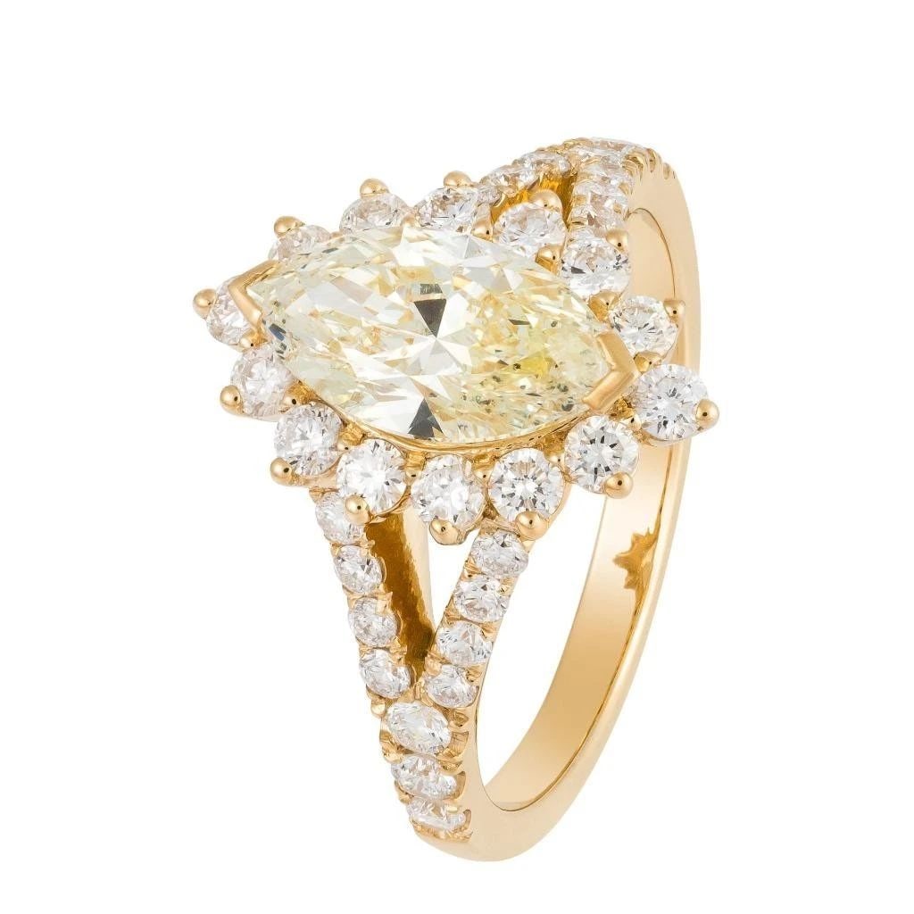 MAGNIFICENT 18KT GOLD FANCY YELLOW DIAMOND RING: MAGNIFICENT 18KT GOLD FANCY YELLOW DIAMOND RING The Following Item we are offering is this Beautiful Rare Important 18KT Yellow Gold Large Glittering Fancy Cut Yellow Diamond Ring. Ring is comprised o