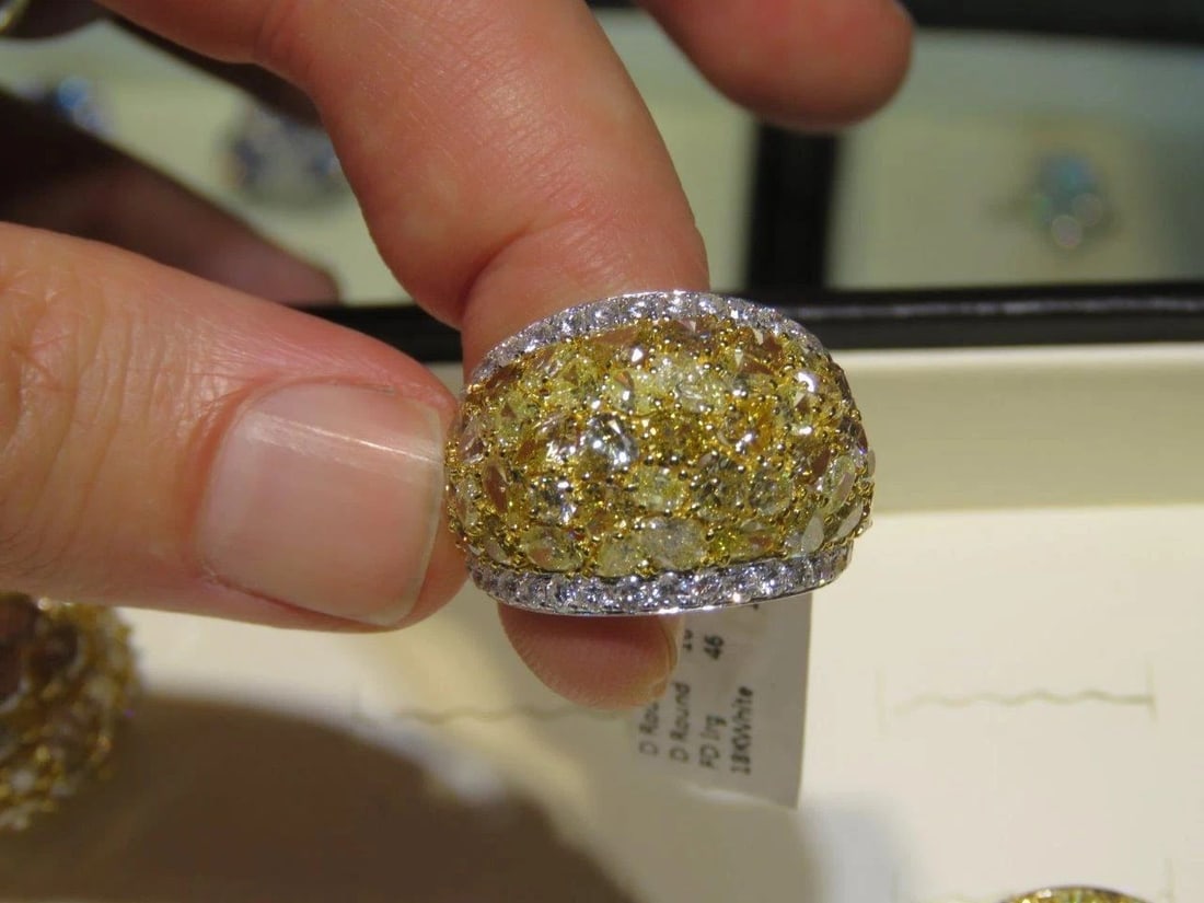 18KT GOLD 7CT GORGEOUS YELLOW DIAMOND WHITE DIAMOND RING (1 of 2)