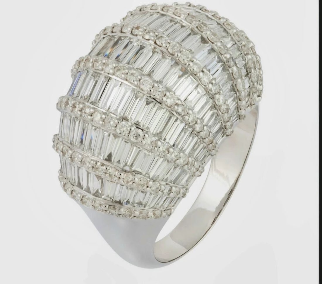 18KT GOLD GORGEOUS GLITTERING DIAMOND BOMBE DESIGN MOTIF RING: 18KT GOLD GORGEOUS GLITTERING DIAMOND BOMBE DESIGN MOTIF RING 18KT GOLD GORGEOUS GLITTERING DIAMOND BOMBE DESIGN MOTIF RING The Following Item we are offering is a Rare Important 18KT White Gold Diamo