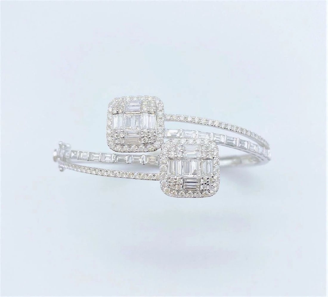 18KT GOLD IMPORTANT FANCY BAGUETTE DIAMOND BANGLE BRACELET: 18KT GOLD IMPORTANT FANCY BAGUETTE DIAMOND BANGLE BRACELET The Following Item we are offering is this Beautiful Rare Important 18KT White Gold Glittering Diamond Bangle Bracelet. Bracelet is comprised