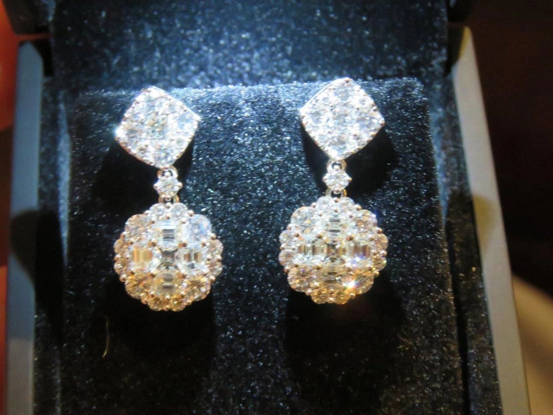 18KT GOLD 4CT GLITTERING DIAMOND DANGLE EARRINGS (1 of 2)