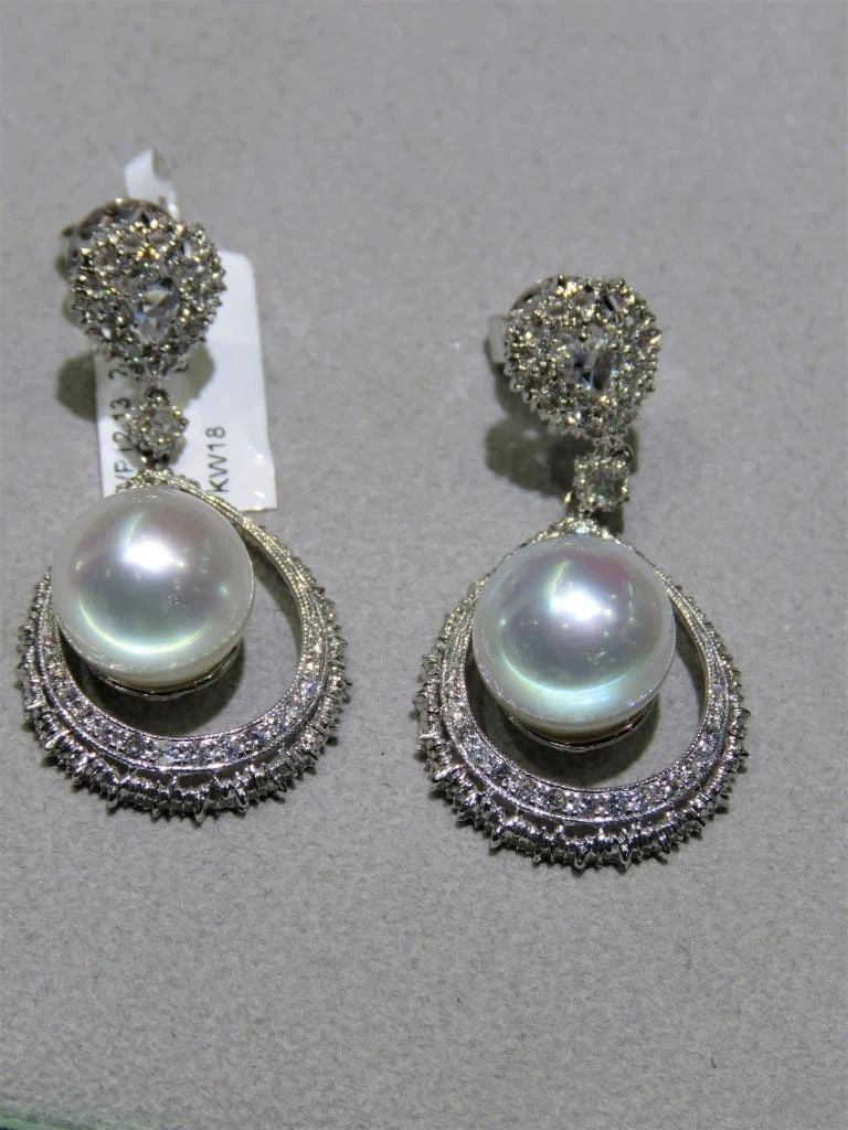 18KT SOUTH SEA PEARL GLITTERING DIAMOND ROSE CUT EARRINGS: 18KT SOUTH SEA PEARL GLITTERING DIAMOND ROSE CUT EARRINGS 18KT SOUTH SEA PEARL GLITTERING DIAMOND ROSE CUT EARRINGS The Following Item we are offering are these Extremely Rare Beautiful 18KT Gold Fine