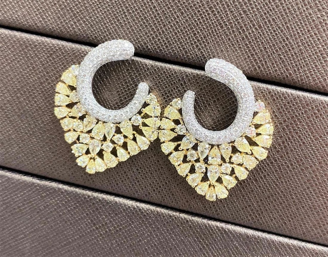 18KT FANCY WHITE DIAMOND YELLOW DIAMOND FRINGE EARRINGS: 18KT FANCY WHITE DIAMOND YELLOW DIAMOND FRINGE EARRINGS The Following Item we are offering are these Extremely Rare Beautiful 18KT Gold Fine Fancy Cut Yellow and White Diamond Twist Earrings comprised