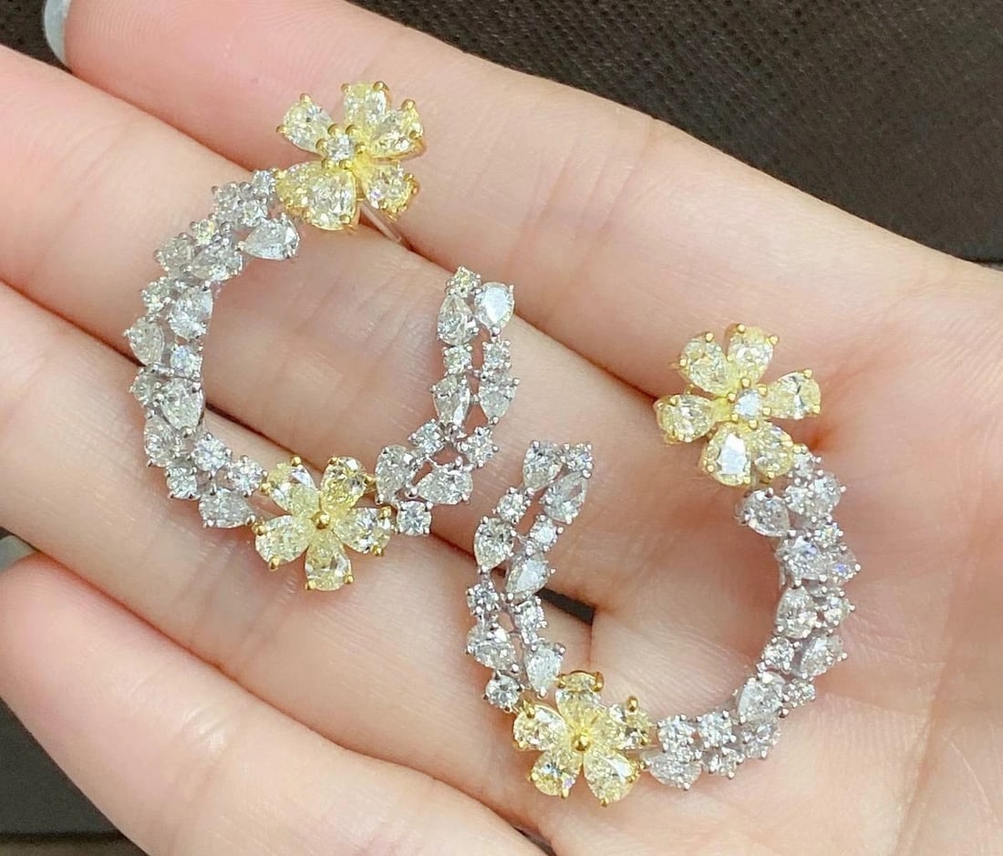 18KT FANCY WHITE DIAMOND YELLOW DIAMOND TWIST EARRINGS: 18KT FANCY WHITE DIAMOND YELLOW DIAMOND TWIST EARRINGS The Following Item we are offering are these Extremely Rare Beautiful 18KT Gold Fine Fancy Cut Yellow and White Diamond Twist Earrings comprised