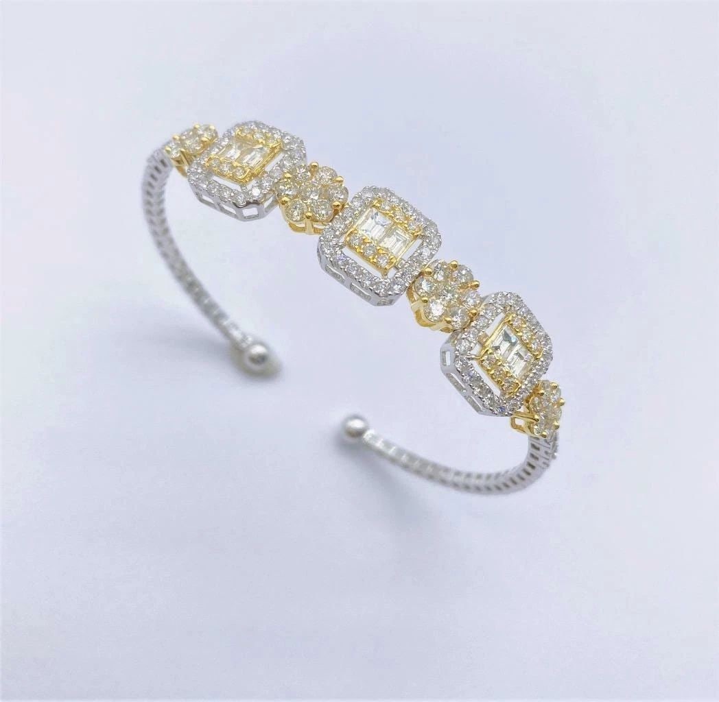 18KT GOLD GORGEOUS BAGUETTE DIAMOND BANGLE BRACELET (1 of 2)