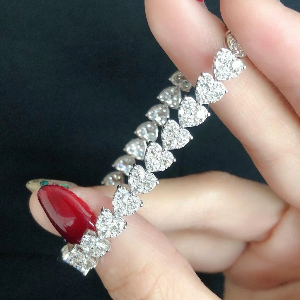 18KT RARE MAGNIFICENT 7CT DIAMOND HEART TENNIS BRACELET: 18KT RARE MAGNIFICENT 7CT DIAMOND HEART TENNIS BRACELET The Following Item we are offering is this Beautiful Rare Important 18KT White Gold Large Glittering Heart Diamond Tennis Bracelet. Bracelet is