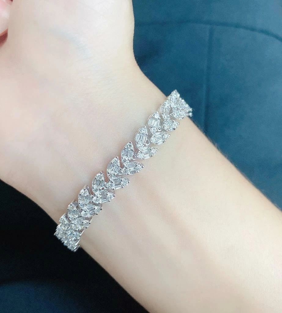 18KT GOLD RARE GORGEOUS DIAMOND FLORAL LEAF BRACELET: 18KT GOLD RARE GORGEOUS DIAMOND FLORAL LEAF BRACELET The Following Item we are offering is this Beautiful Rare Important 18KT White Gold Glittering Diamond Floral Leaf Bracelet. Bracelet is comprised