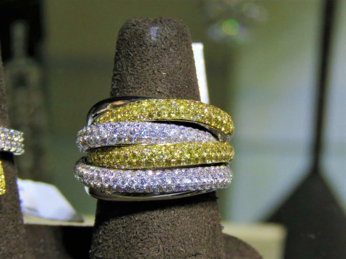 18KT FANCY YELLOW DIAMOND WHITE DIAMOND RING (1 of 2)