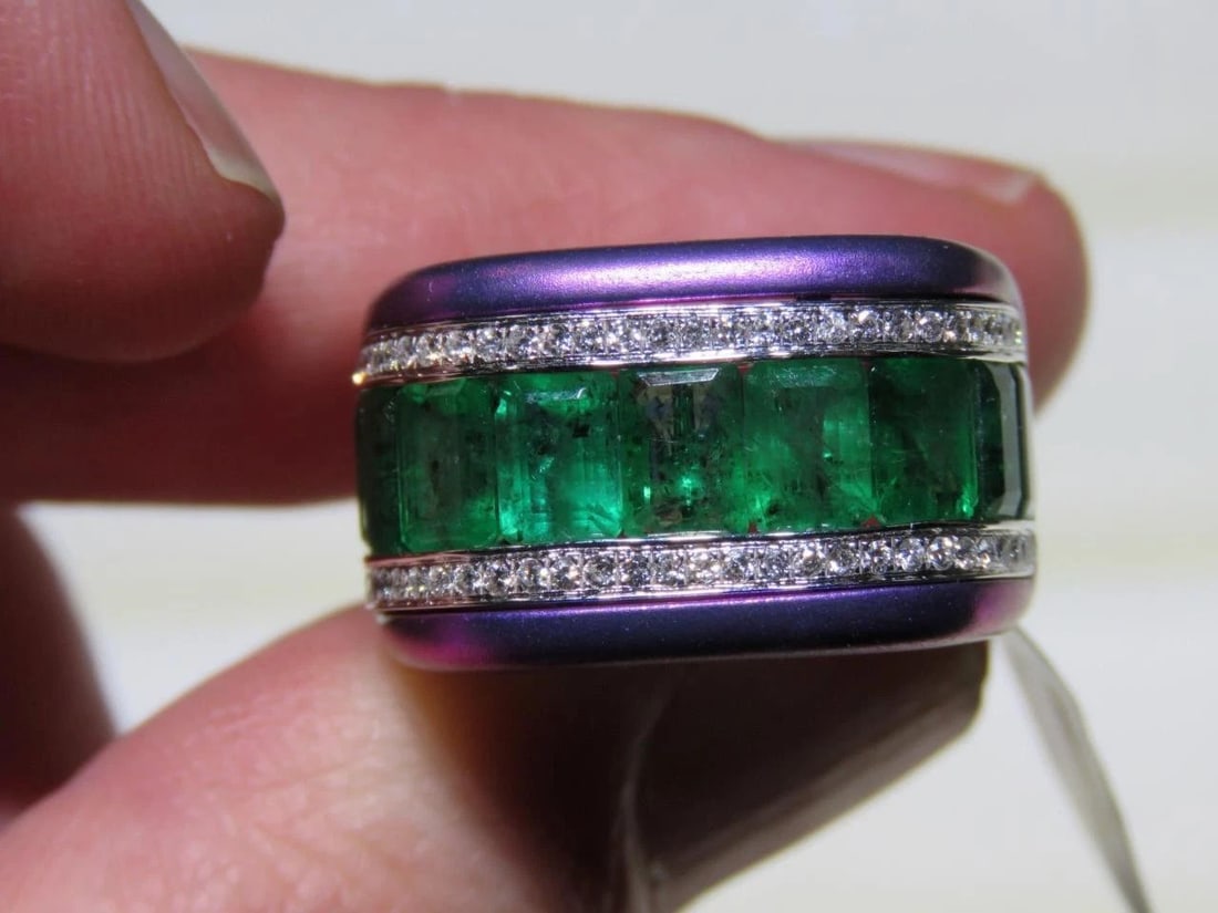 18KT GOLD TITANIUM GORGEOUS FANCY EMERALD DIAMOND RING (1 of 2)