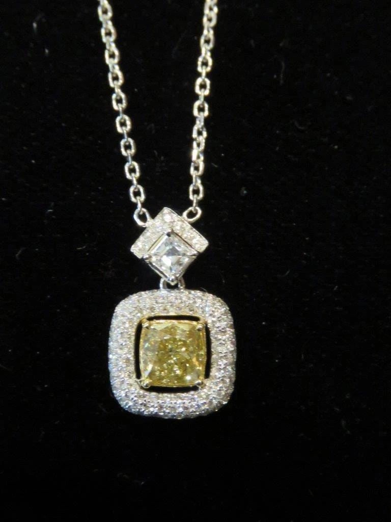 18KT GOLD LRG FANCY YELLOW DIAMOND PENDANT NECKLACE: 18KT GOLD LRG FANCY YELLOW DIAMOND PENDANT NECKLACE 18KT GOLD LRG FANCY YELLOW DIAMOND PENDANT NECKLACE The Following Item we are offering is this Beautiful Rare Important 18KT White Gold Sparkling La