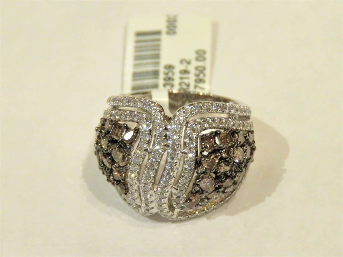 18KT FANCY DIAMOND CHAMPAGNE DIAMOND RING: 18KT FANCY DIAMOND CHAMPAGNE DIAMOND RING The Following Items we are offering is this Rare Important Radiant 18KT Gold Fancy White and Champagne Diamond Ring. Ring is comprised of Gorgeous Glittering