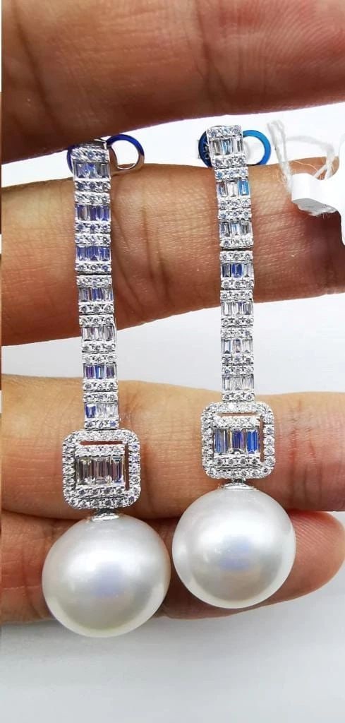 18KT GOLD LARGE SOUTH SEA PEARL DIAMOND DANGLE EARRINGS: 18KT GOLD LARGE SOUTH SEA PEARL DIAMOND DANGLE EARRINGS The Following Item we are offering is this Extremely Rare Beautiful 18KT Gold Fine Rare Large South Sea Pearl Fancy Diamond Dangle Earrings. The