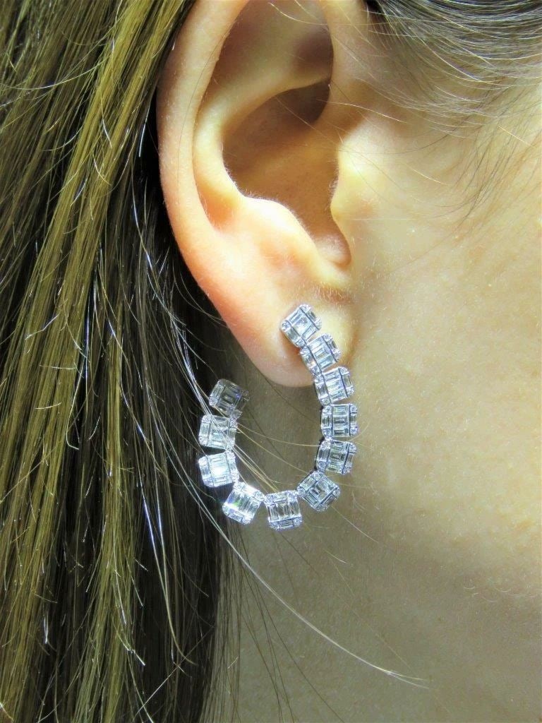 18KT GOLD RARE IMPORTANT LRG DIAMOND BAGUETTE TWIST EARRINGS: 18KT GOLD RARE IMPORTANT LRG DIAMOND BAGUETTE TWIST EARRINGS The Following Items we are offering is a Rare Important Radiant Pair of 18KT Gold Glistening Magnificent Diamond Twist Earrings. Each Earri