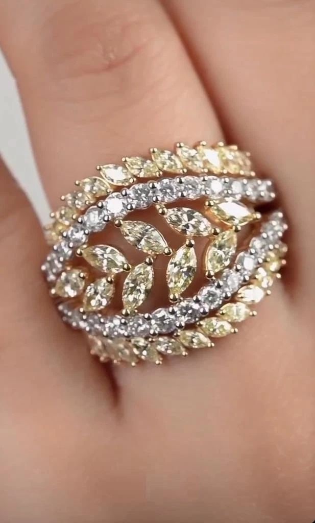 18KT GOLD LRG FANCY YELLOW DIAMOND RING (1 of 2)