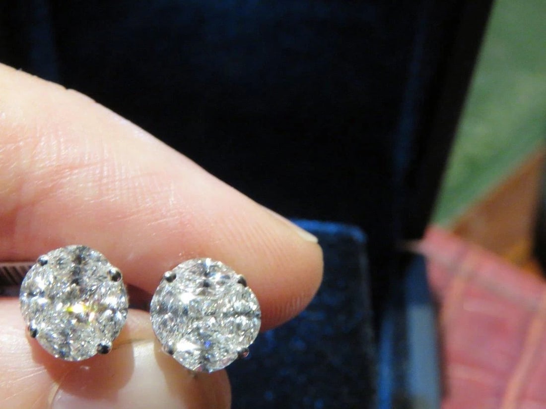 18KT GOLD LARGE GLITTERING DIAMOND STUD EARRINGS (1 of 2)