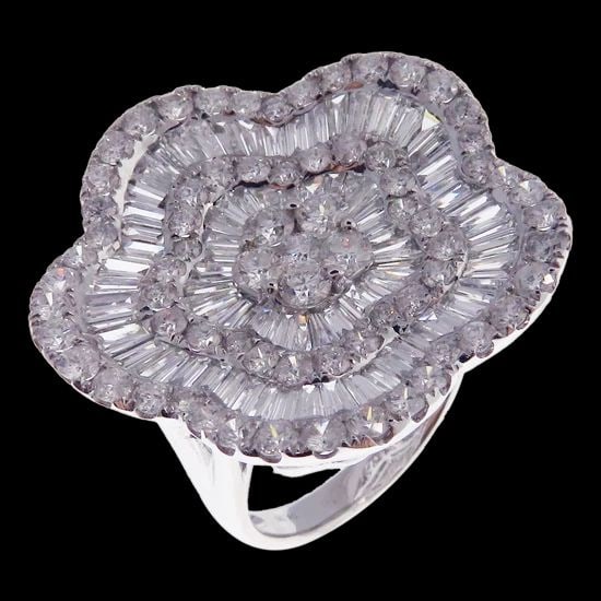 18KT GOLD 4.50CT LARGE DIAMOND FLORAL FLOWER RING: 18KT GOLD 4.50CT LARGE DIAMOND FLORAL FLOWER RING 18KT GOLD 4.50CT LARGE DIAMOND FLORAL FLOWER RING A Beautiful Rare Important 18KT White Gold Sparkling Large Floral Diamond Ring. Ring is comprised of