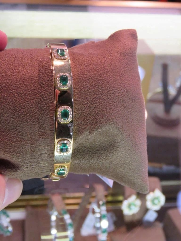 18KT GOLD FANCY GLITTERING EMERALD DIAMOND BANGLE BRACELET (1 of 1)