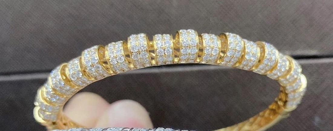 18KT YELLOW GOLD FANCY DIAMOND SPIRAL BANGLE BRACELET: 18KT YELLOW GOLD FANCY DIAMOND SPIRAL BANGLE BRACELET The Following Item we are offering is a Rare Important Radiant 18KT Yellow Gold Fancy Diamond Spiral Design Bangle Bracelet. Bangle is comprised o